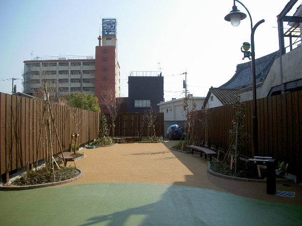 植栽と園路を整えた公園の遊歩道