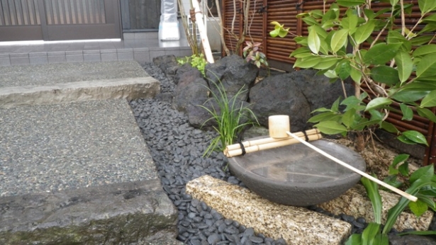 和の坪庭・つくばいと玉砂利のお庭