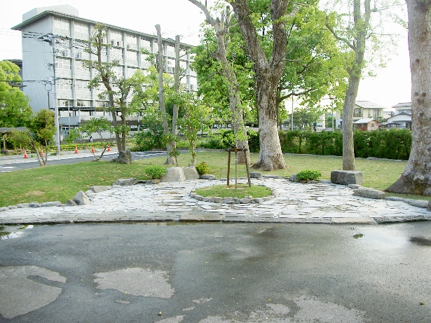 公園の石張り広場の整備
