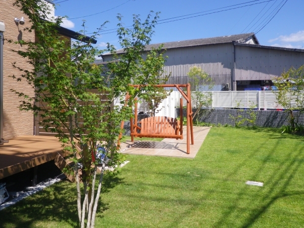 芝生とウッドデッキのお庭